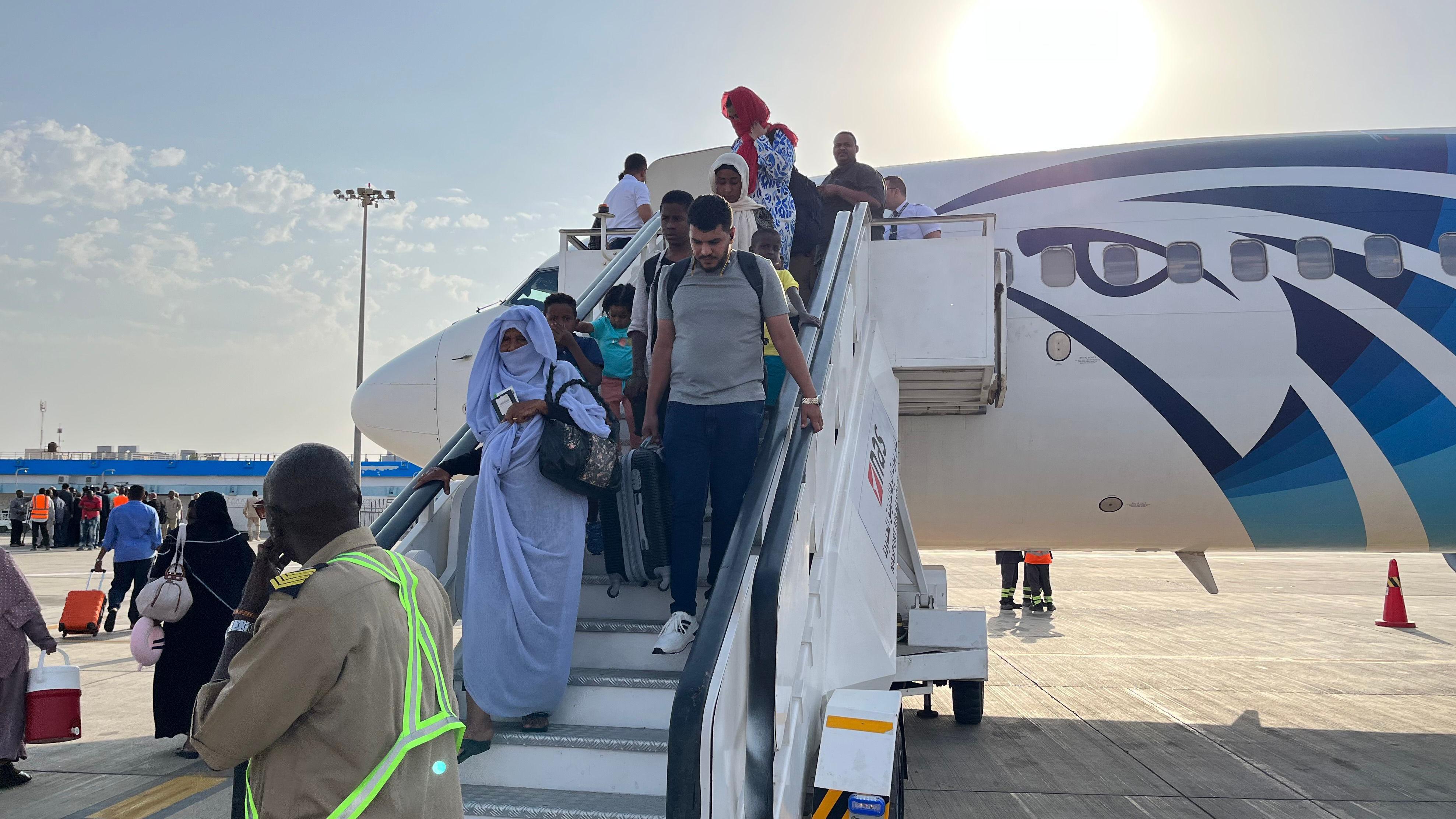 ركاب طائرة يصلون إلى السودان