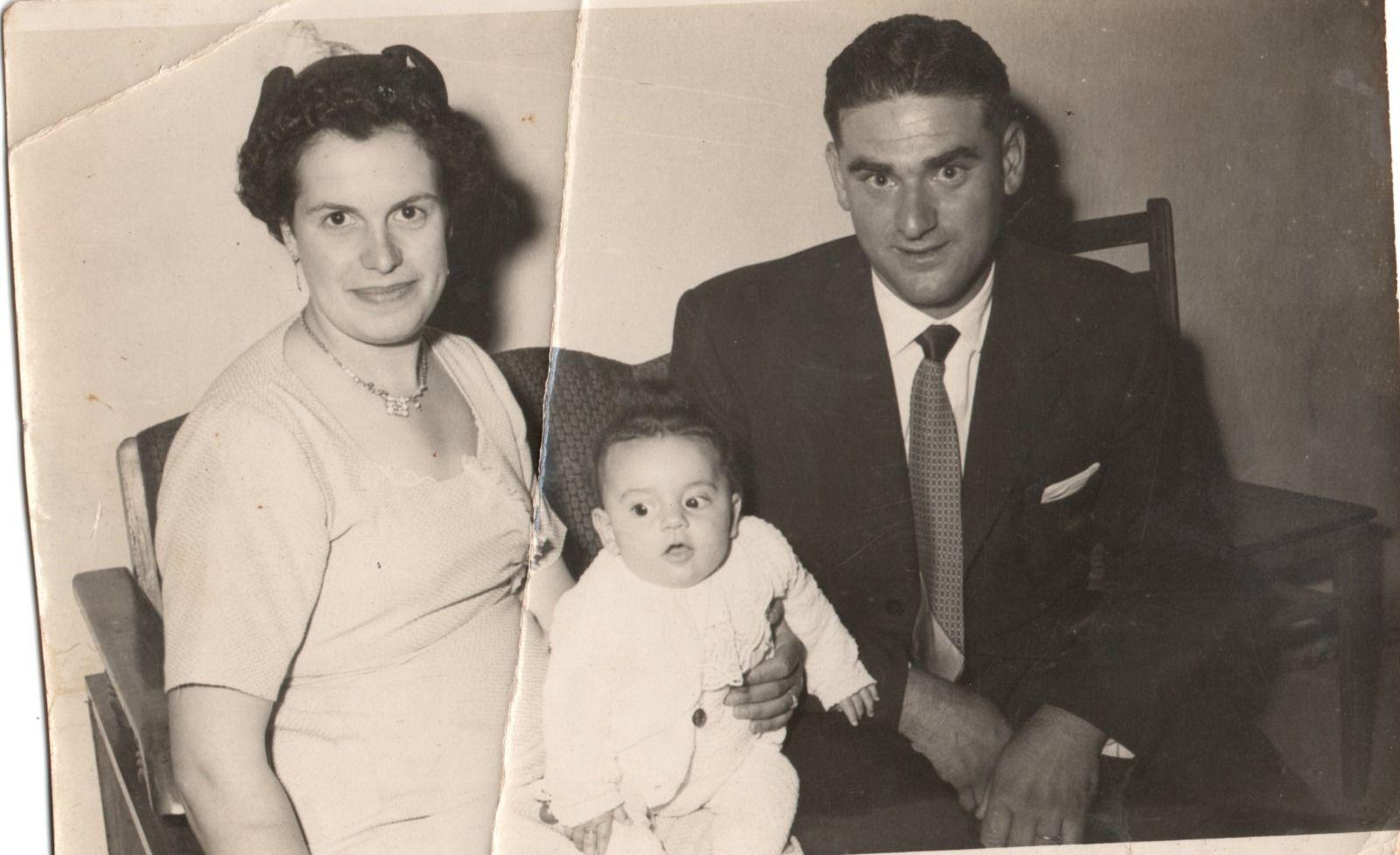 El pequeño Yamandú Orsi, de niño junto a sus padres en un retrato familiar. 