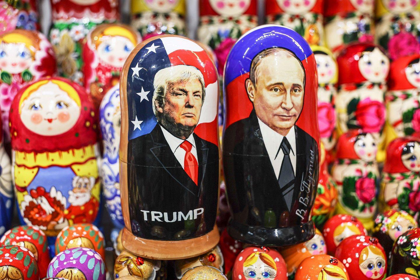 Bonecas tradicionais russas, as matryoshka, trazem rostos de Putin e Trump