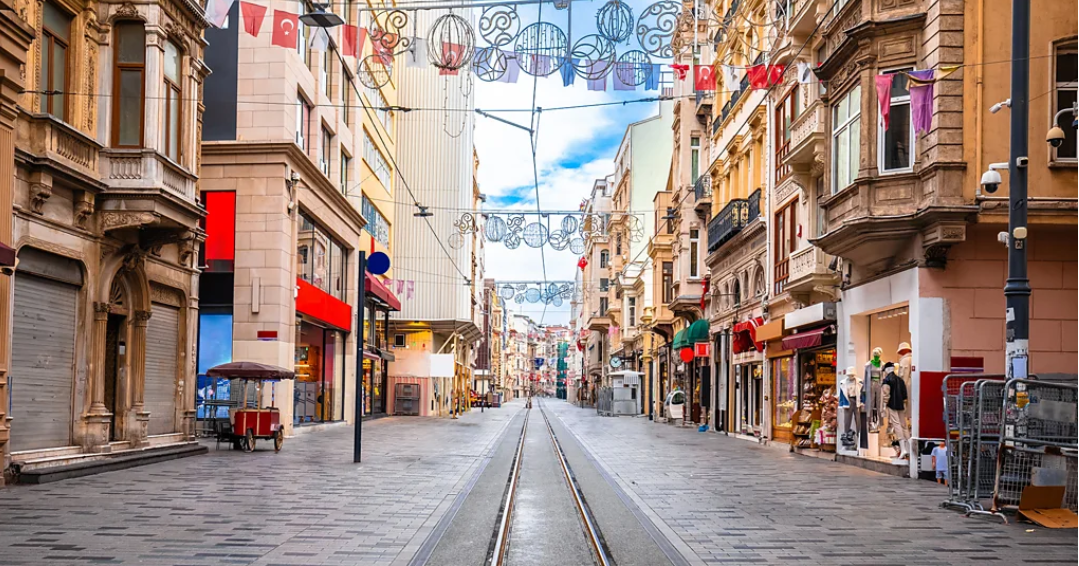 يمكن لزوار اسطنبول التوجه إلى شارع الاستقلال لمعرفة حظهم.