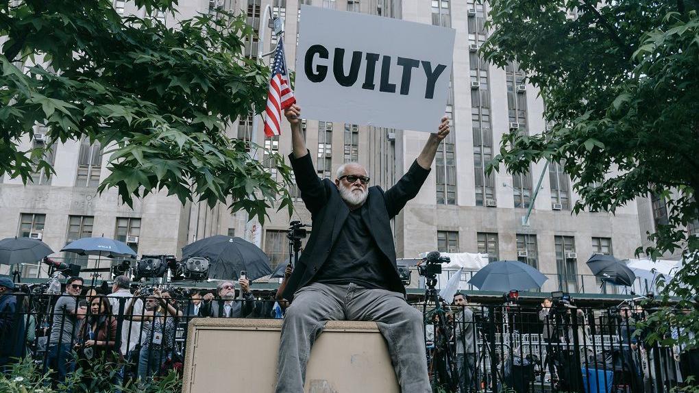 Seorang pengunjuk rasa anti-Trump bereaksi setelah mantan Presiden AS Donald Trump dinyatakan bersalah di New York, 30 Mei 2024.