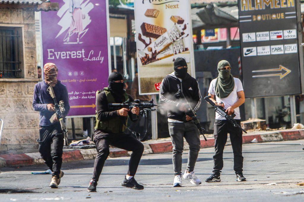 Milicianos armados palestinos se enfrentan a las fuerzas de seguridad israelíes en la localidad de Yenín.