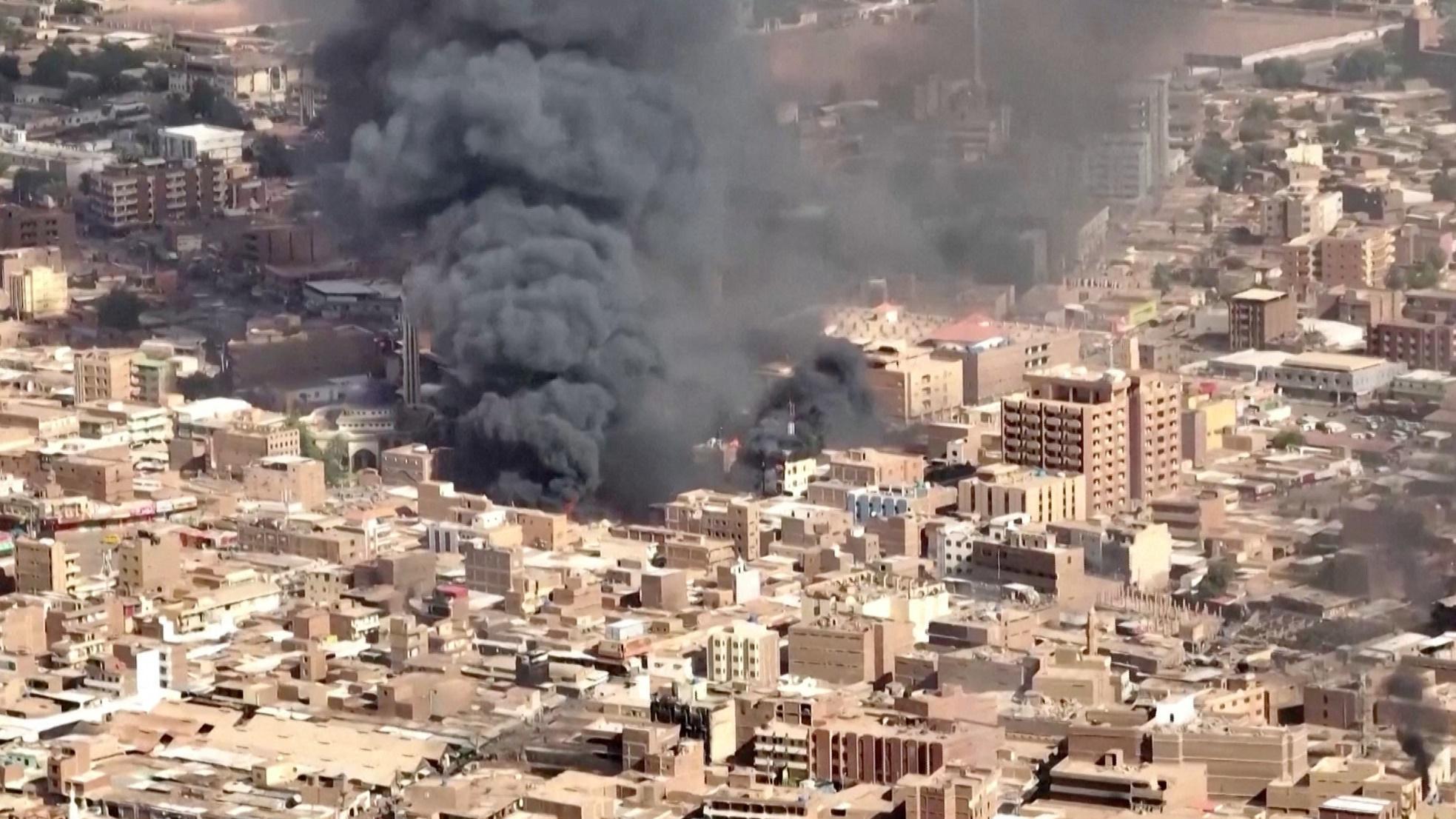 الدخان يتصاعد من سوق في أم درمان (أرشيف)