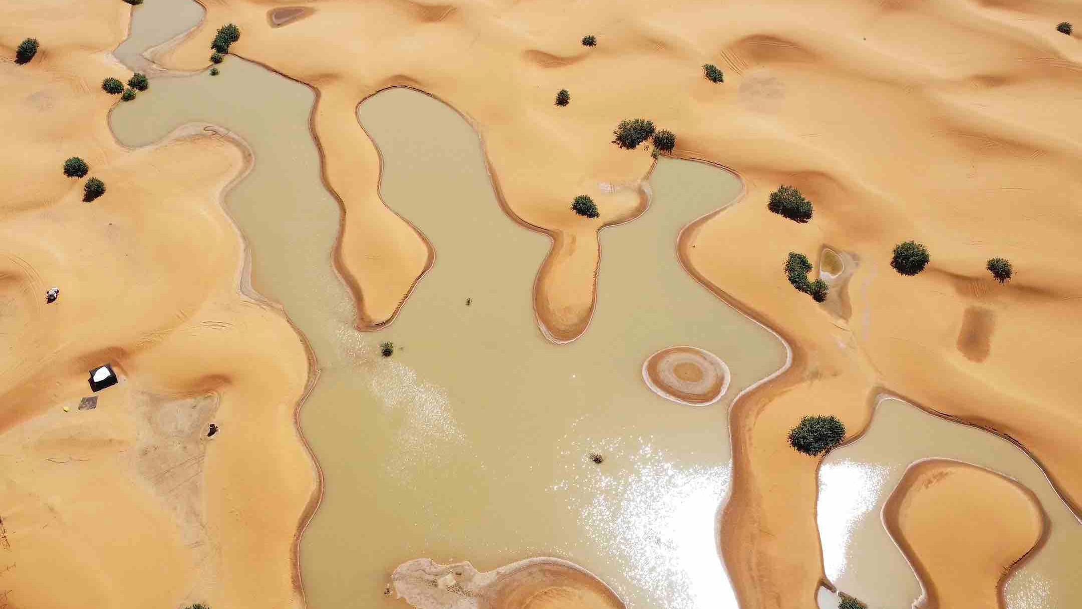 Images showing how heavy rainfall has caused lakes to form in the Sahara Desert.