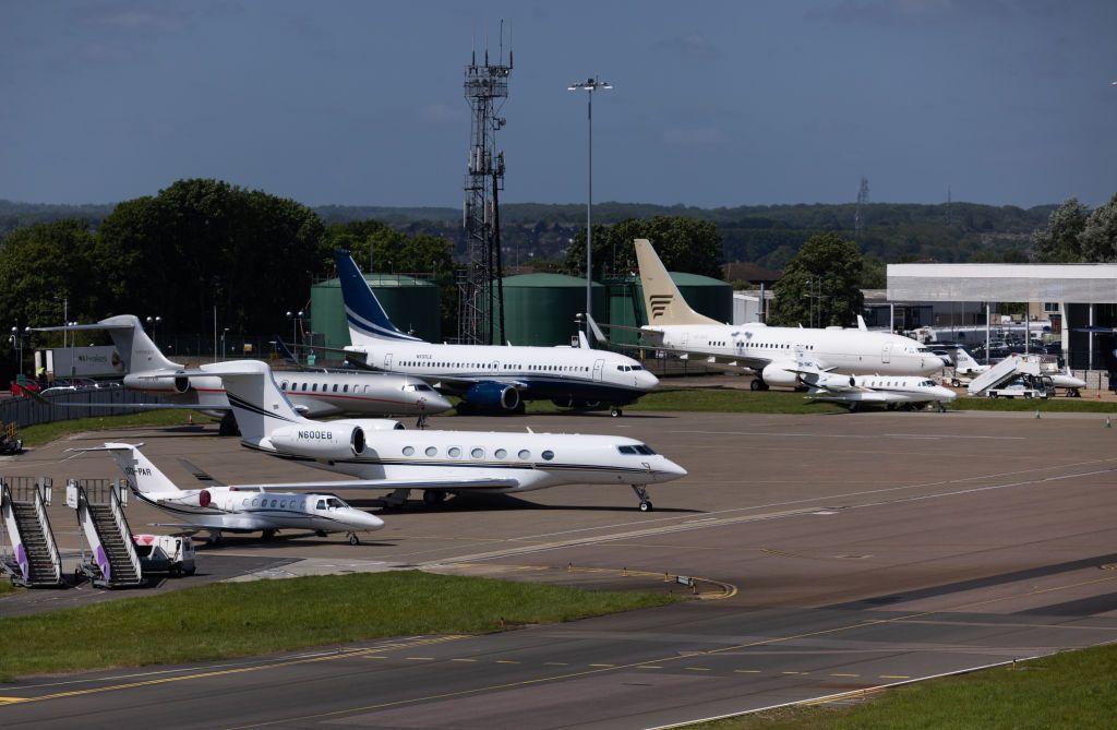 Un grupo de aviones privados en un aeropuerto