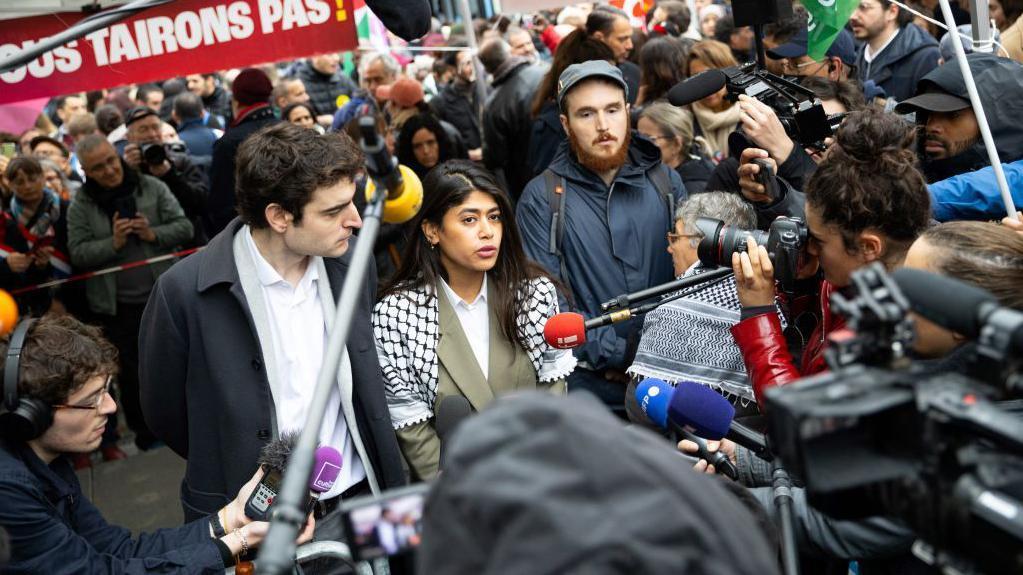 ريما حسن حقوقية فرنسية فلسطينية فازت بمقعد البرلمان الأوربي، خلال مؤتمر صحفي عقب احتجاج في باريس