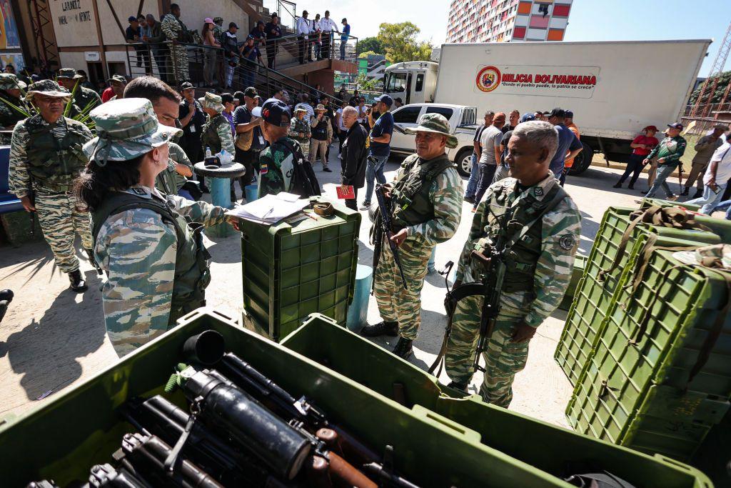 Milicianos recibiendo armas