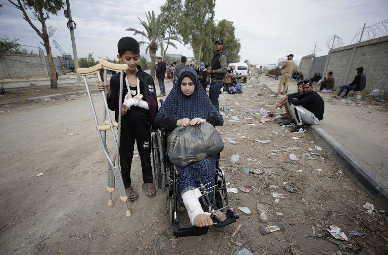 مصابان فلسطينيان يعبران من شماليّ قطاع غزة إلى جنوبه