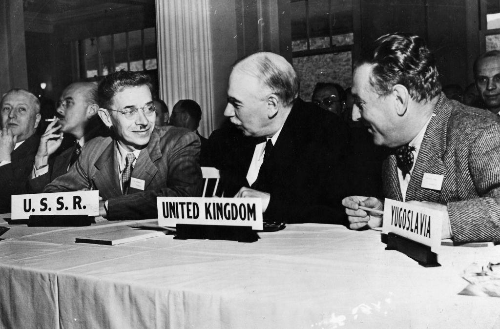 Keynes conversa con los representantes de Yugoslavia y la URSS en Bretton Woods. 