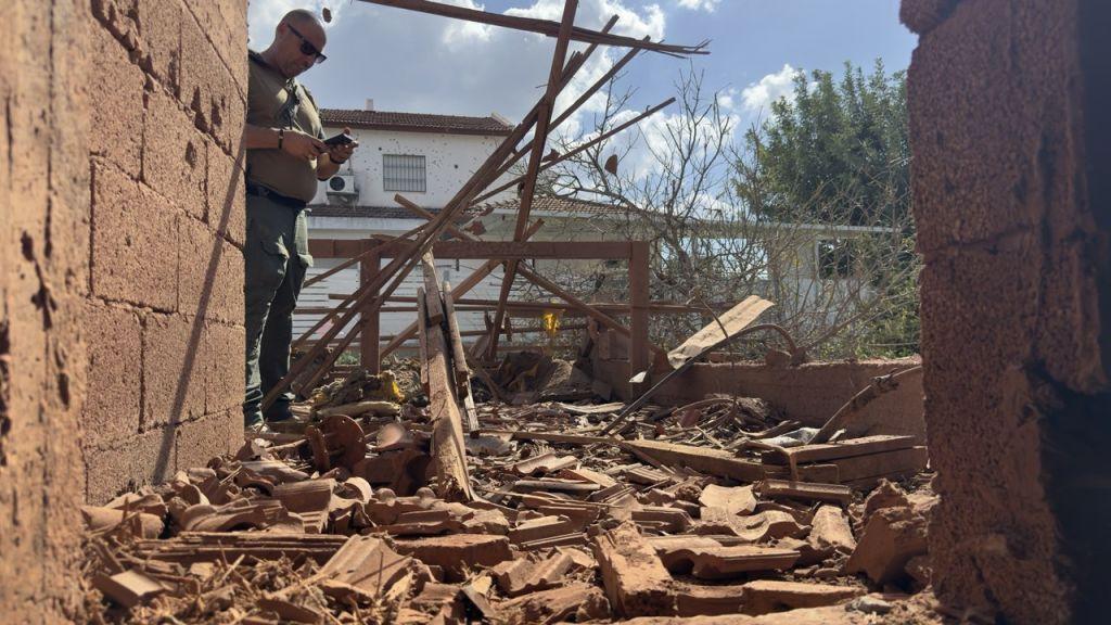 Los efectos de un cohete de Hezbolá en una casa en el norte de Israel.