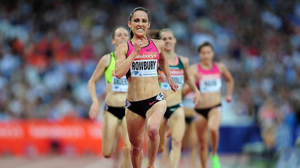Shannon Rowbury corriendo en la pista de atletismo en el Queen Elizabeth Olympic Park