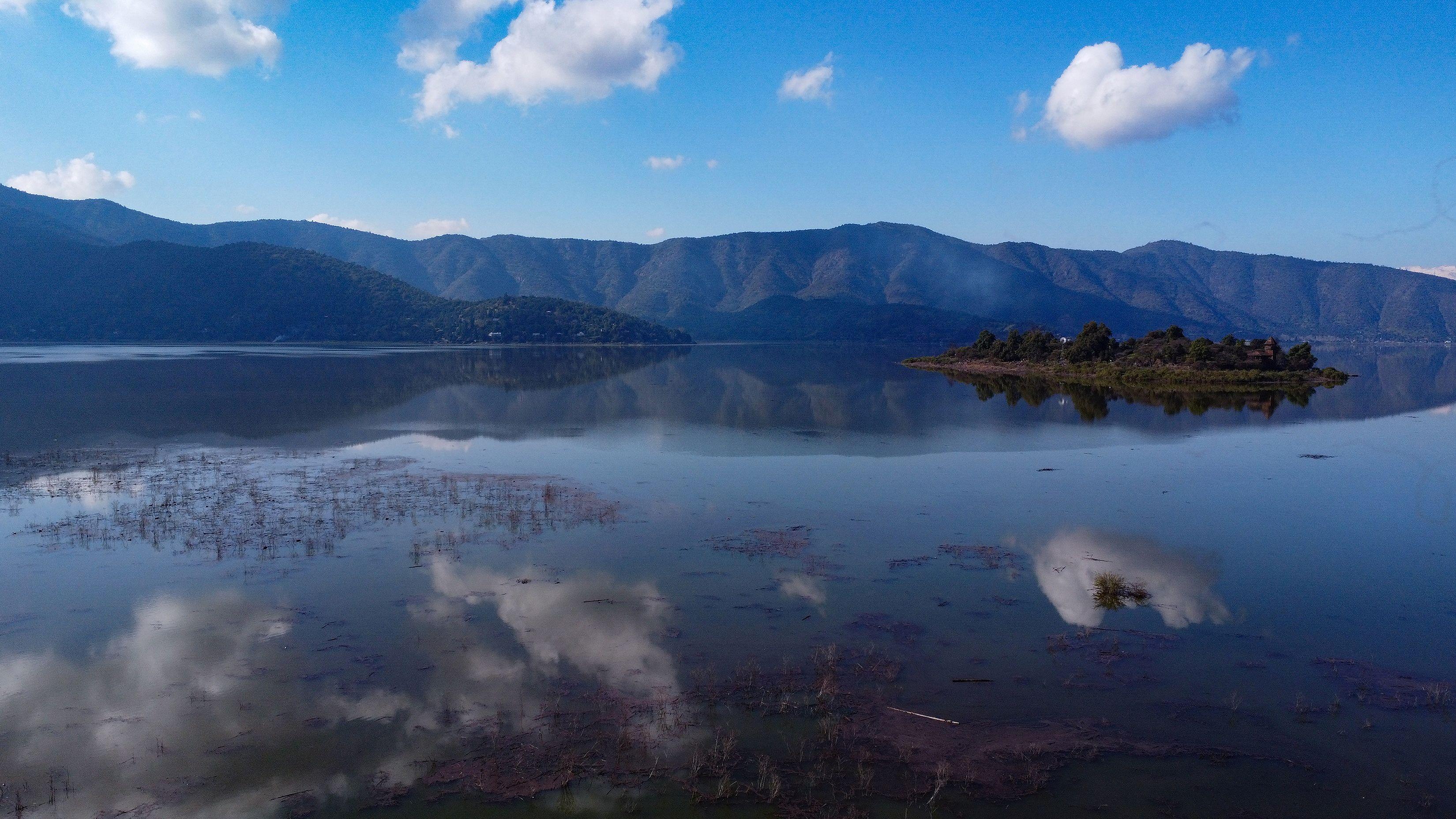 Laguna de aculeo con agua