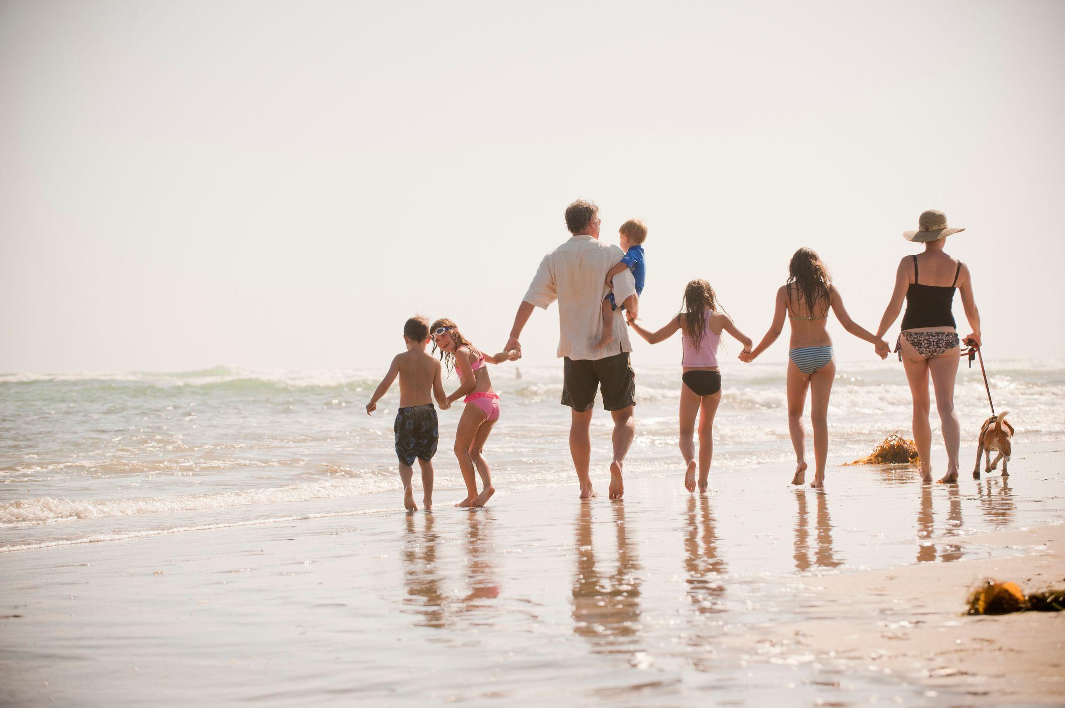 Una gran familia camina por la playa