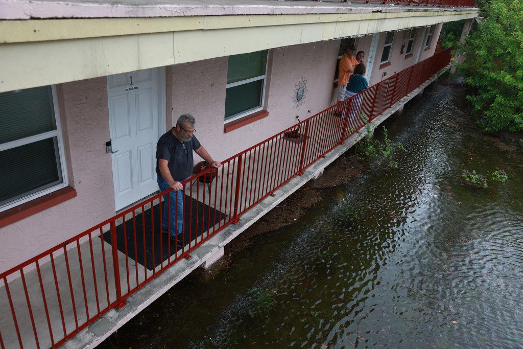 Ken Kruse observa las inundaciones provocadas por el huracán Idalia que rodean su edificio de apartamentos en Tarpon Springs, Florida.