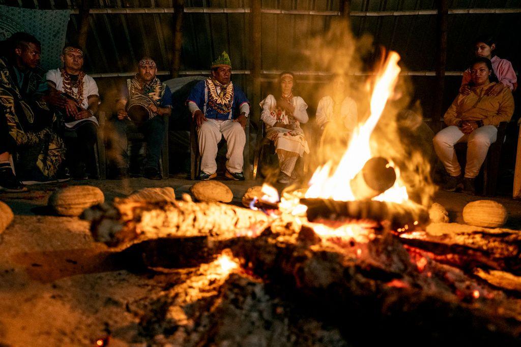 Indígenas colombianos ante una fogata