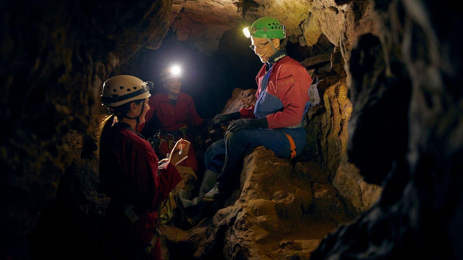 Académicos y espeleologos dentro de una cueva. 