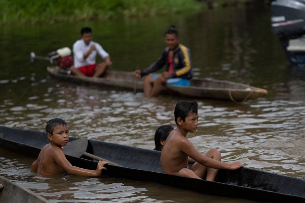 Niños en el río 