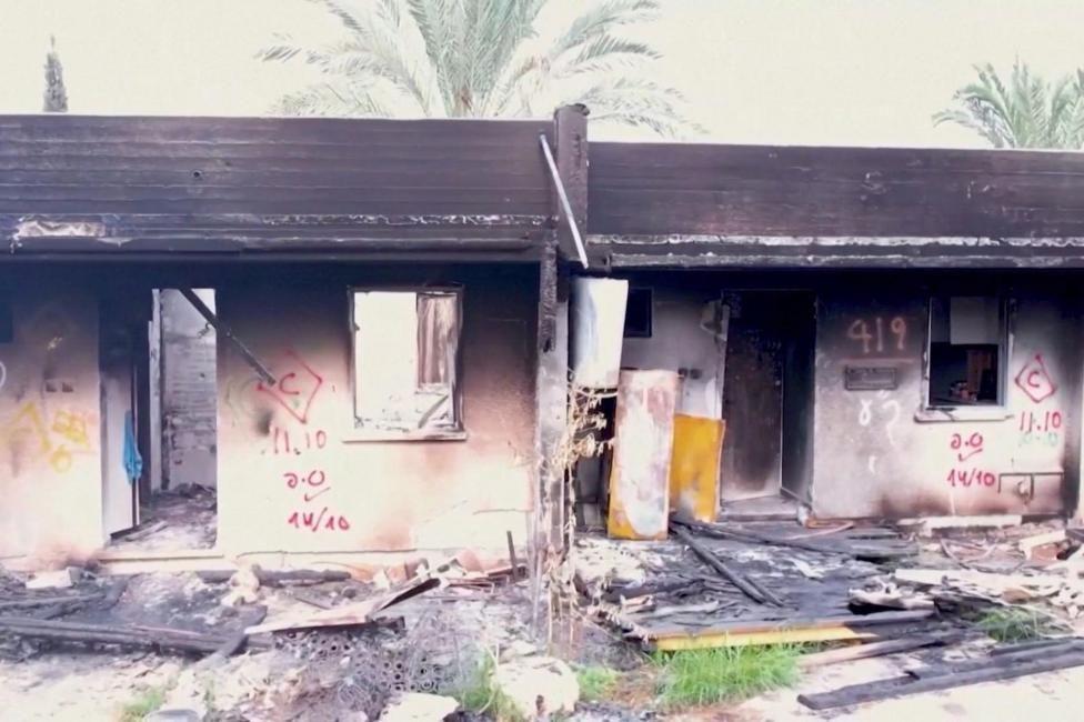 Casas quemadas con señales pintadas en sus paredes.