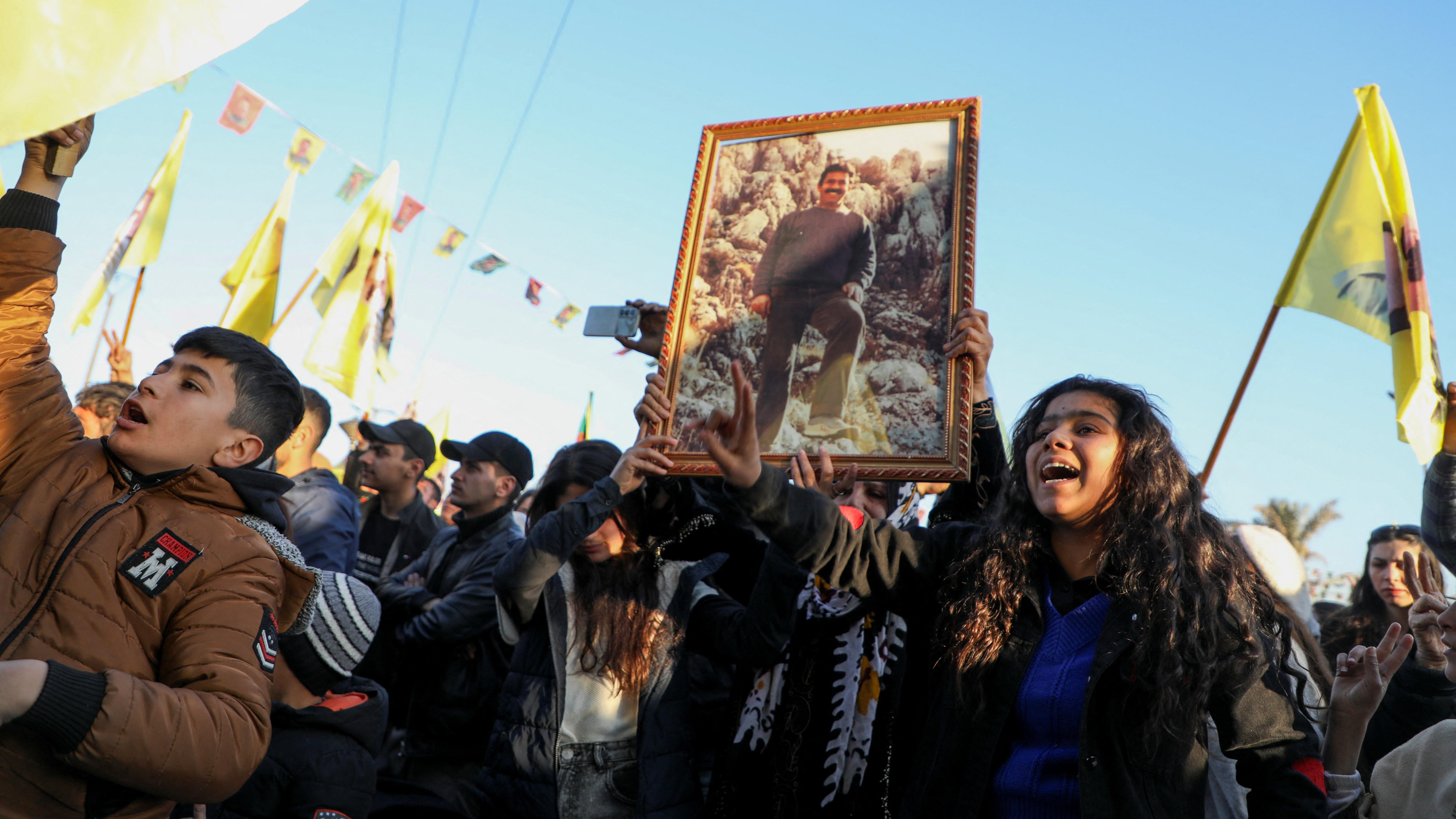 أكراد سوريون يحملون صورة لزعيم حزب العمال الكردستاني المسجون عبد الله أوجلان أثناء تجمعهم بعد أن دعا إلى إلقاء السلاح يوم الخميس، في الحسكة، سوريا.