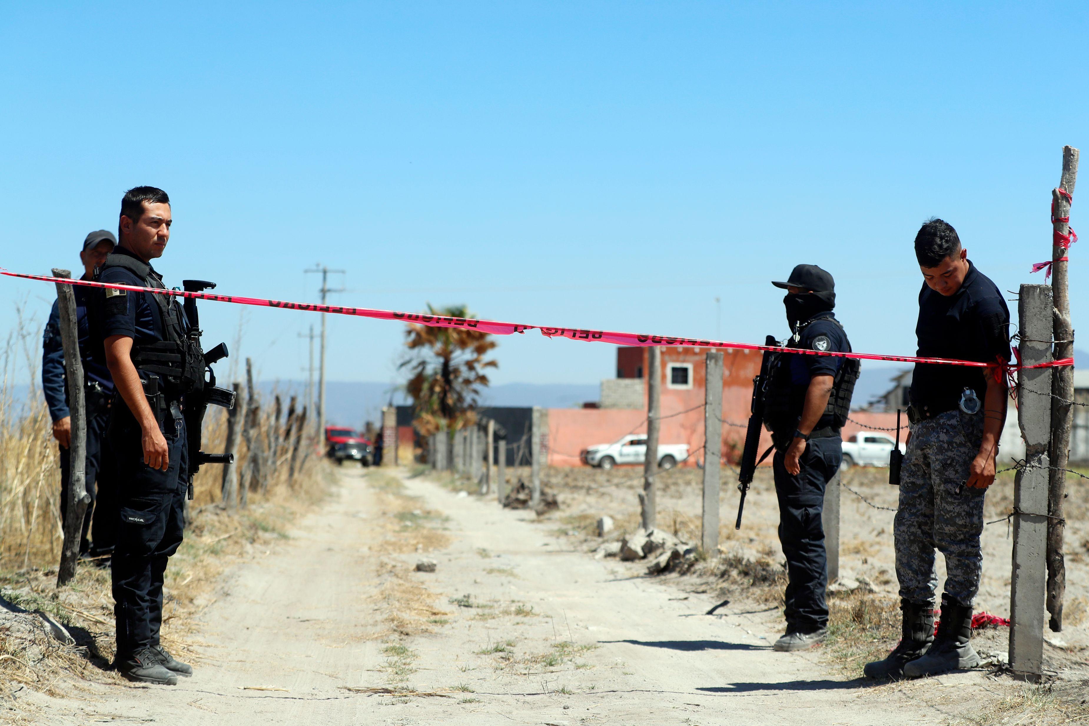 Fuerzas policiales resguardan el acceso al Rancho Izaguirre. 