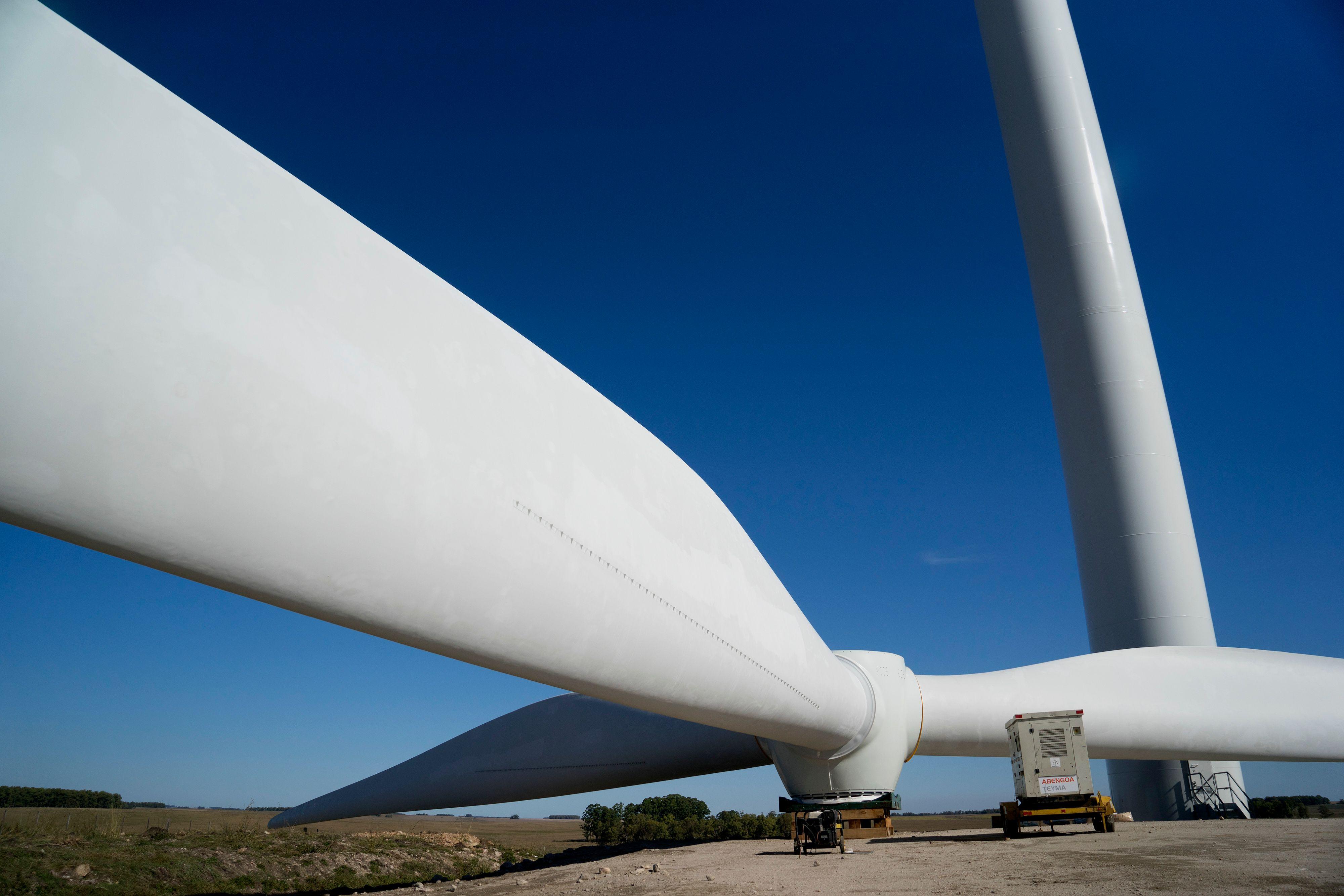 Turbina de viento siendo ensamblada en Uruguay