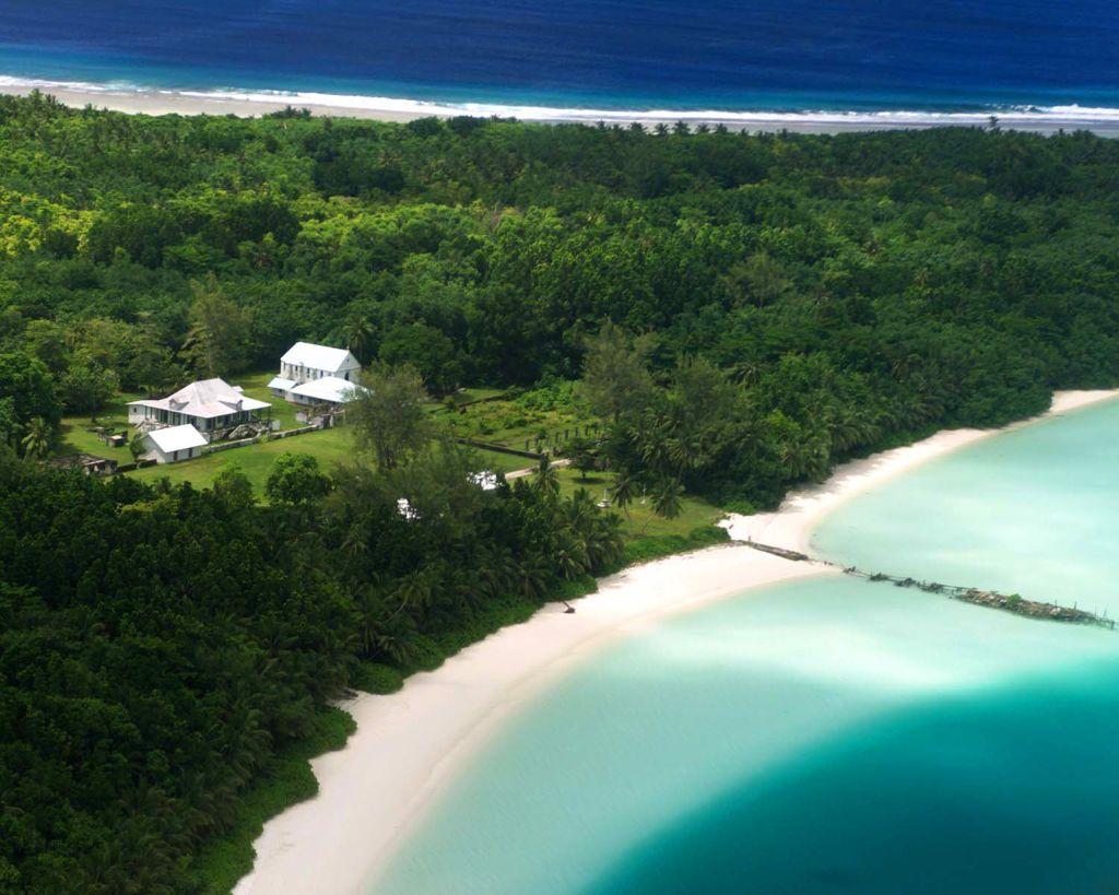 Wilayah ini meliputi sekelompok tujuh atol yang terdiri dari lebih dari 60 pulau, terletak sekitar 500 kilometer di sebelah selatan kepulauan Maladewa. Pulau terbesar adalah Diego Garcia, lokasi fasilitas militer gabungan antara Inggris dan Amerika Serikat.