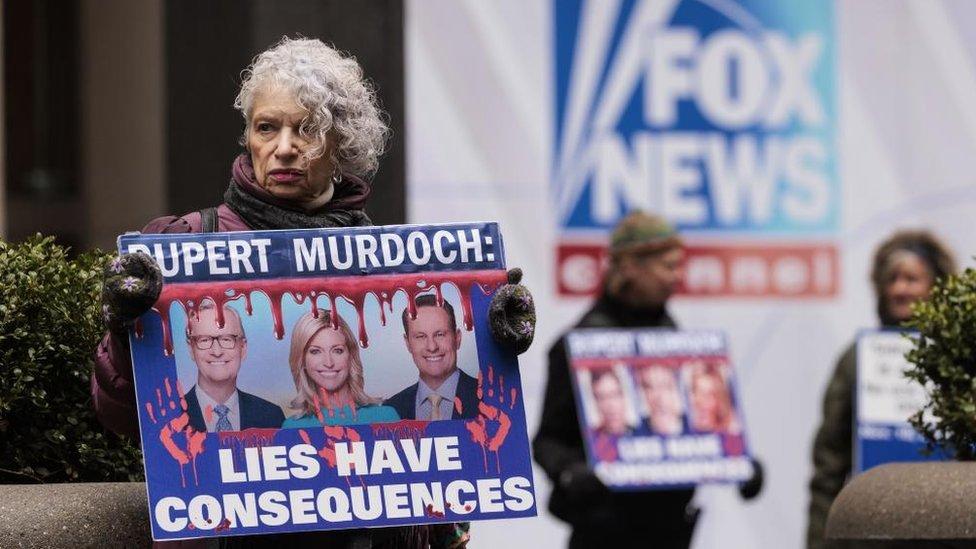 manifestantes contra a Fox News