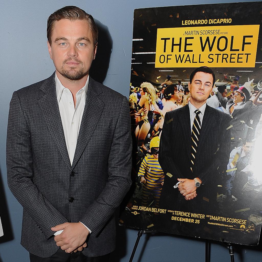 Leonardo DiCaprio al lado del afiche de "El lobo de Wall Street"