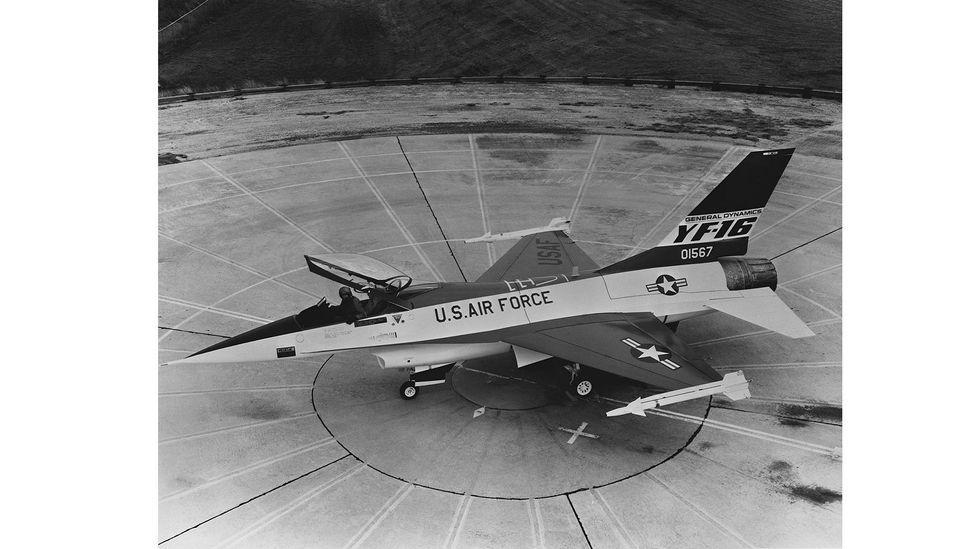 YF-16 ilk uçuşunda neredeyse düştü