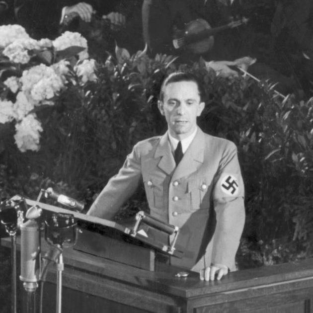 Joseph Goebbels dando un discurso en su uniforme nazi