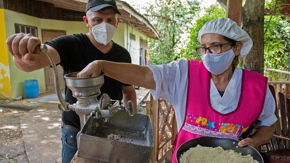 Trabalhadora junto a turista na Costa Rica