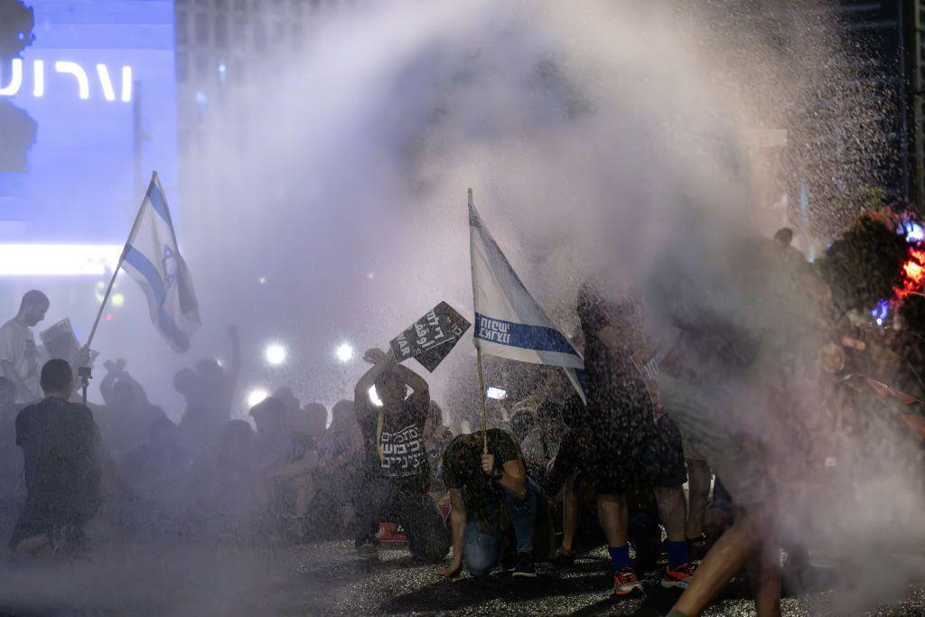 تجمع مئات المتظاهرين في تل أبيب، حاملين الأعلام الإسرائيلية ولافتات مناهضة لنتنياهو، وأشعلوا النيران وأغلقوا بعض الطرق.