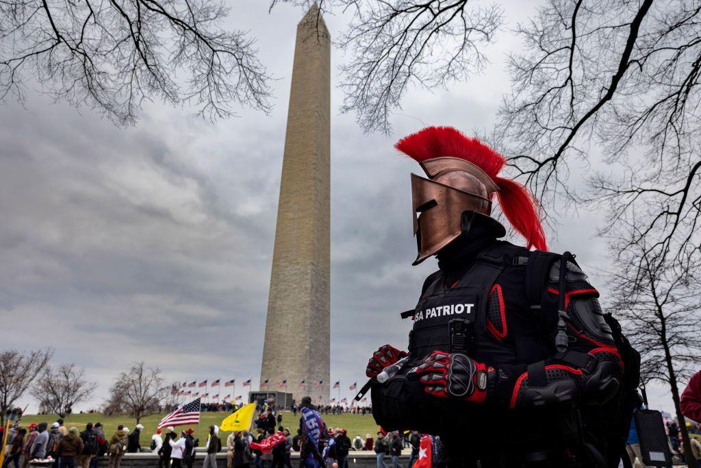 Un hombre con un casco en Washington.