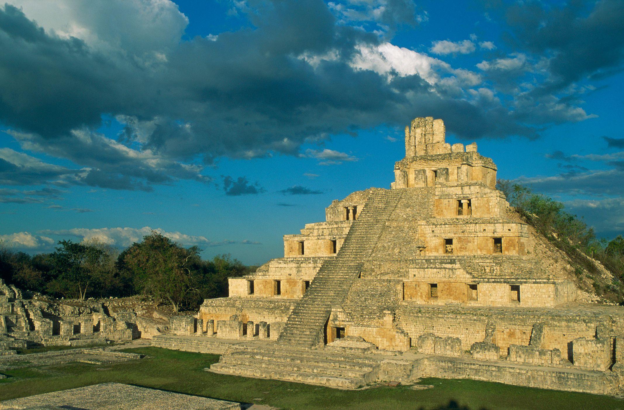 Pirámide Maya en Edzná, México.