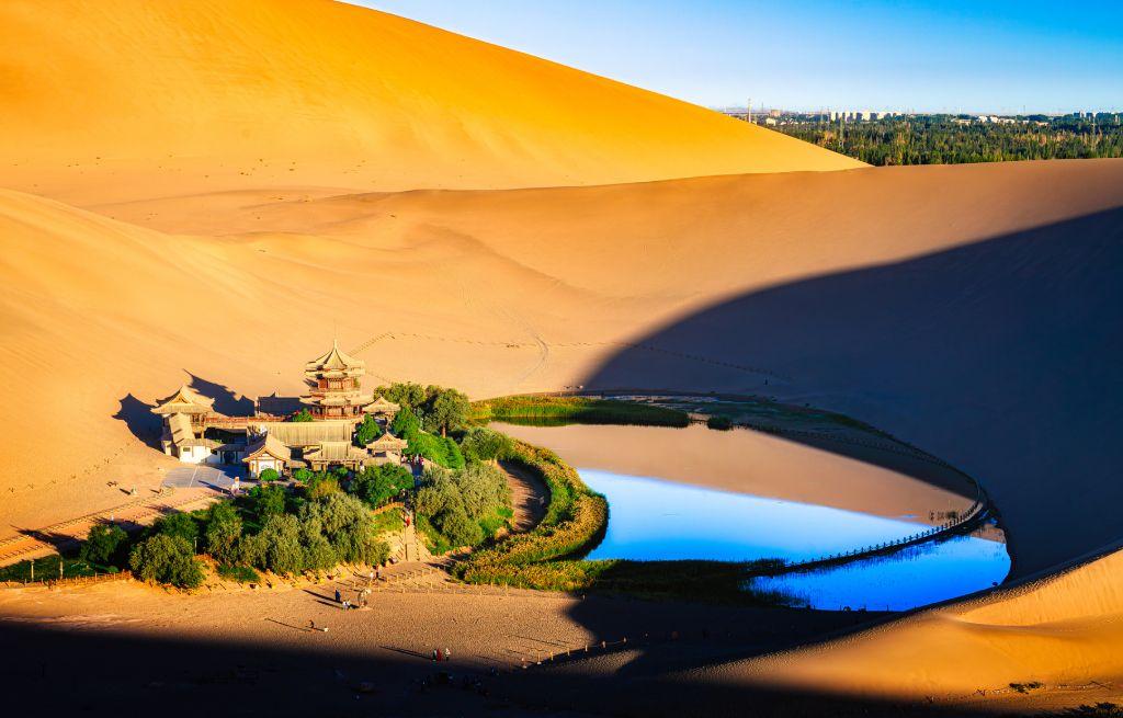 El oasis, azul y con forma de medialuna