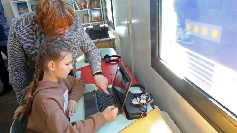 Criança fazendo trabalho escolar no computador