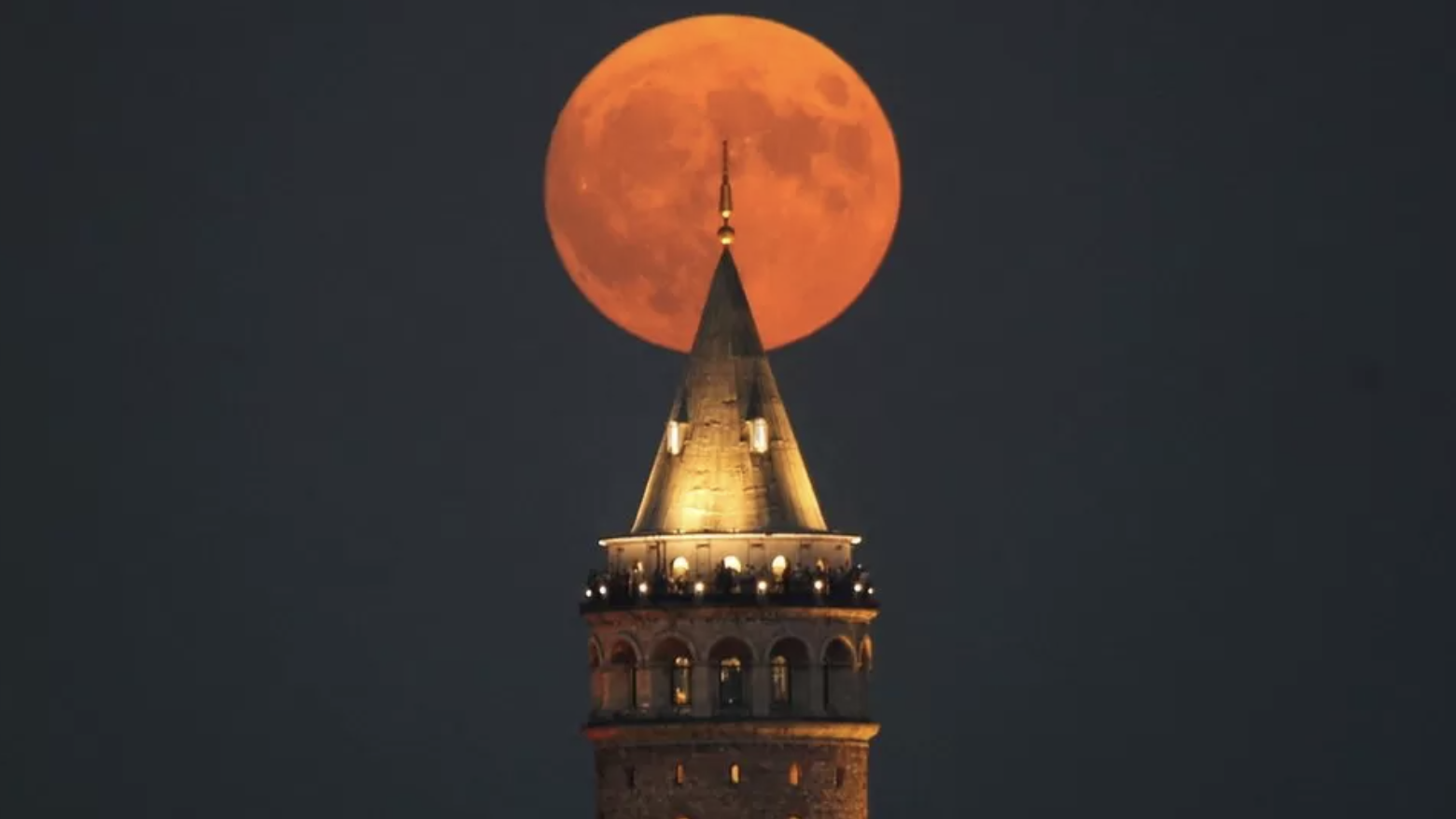 Galata Kulesi ile birlikte Ay'ın fotorafı
