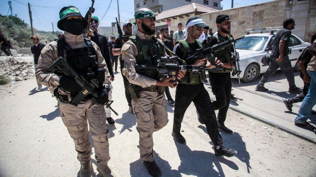 Hombres armados palestinos de las Brigadas Izz al-Din al-Qassam, afiliadas al Movimiento de Resistencia Islámica Hamás, vistos durante el funeral de cuatro palestinos martirizados durante el ataque aéreo.