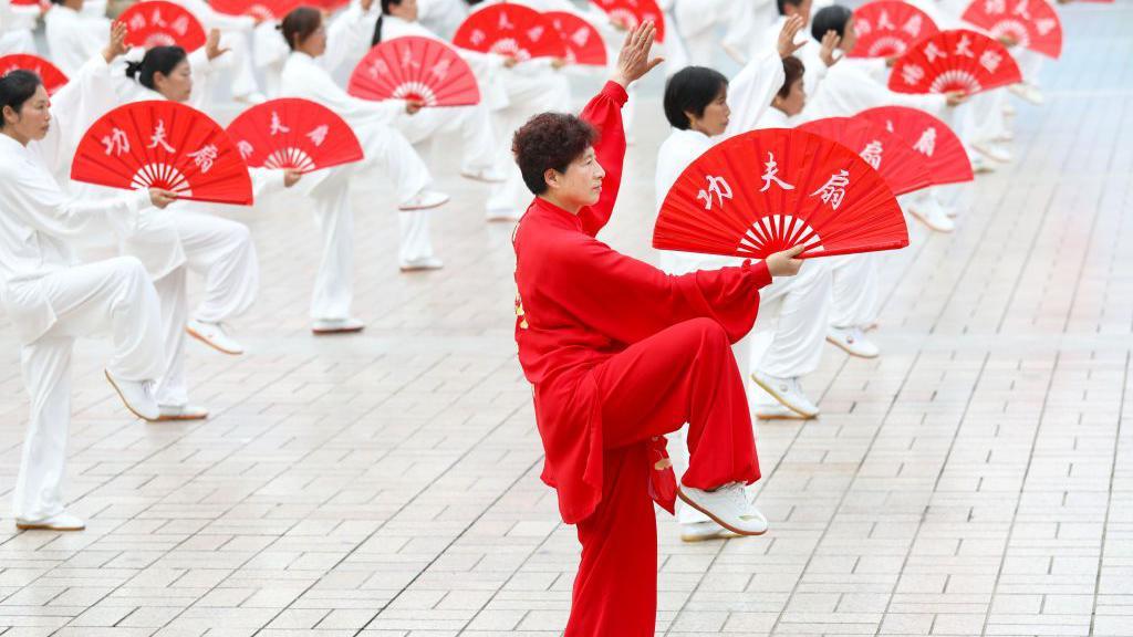 Gente haciendo tai chi