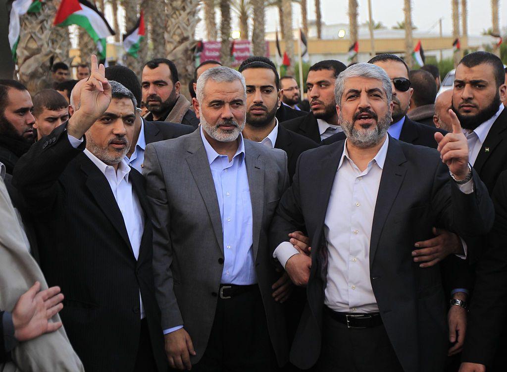 صورة أرشيفية لقادة حماس عزت الرشق (إلى اليسار) وإسماعيل هنية (في الوسط) وخالد مشعل (إلى اليمين).