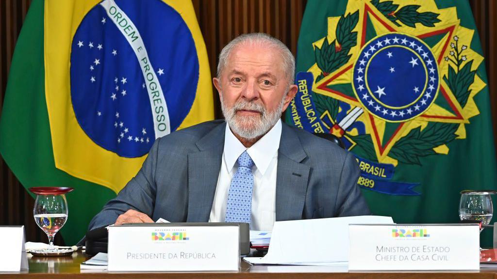 Lula da Silva con la bandera de Brasil