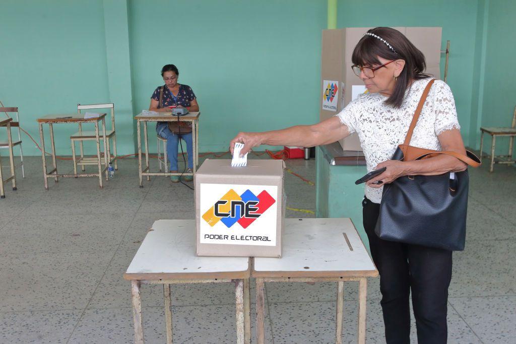 Una mujer vota en Venezuela.