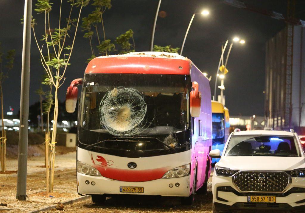 Un bus dañado por el ataque iraní a Israel.