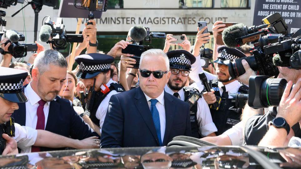 Huw Edwards saliendo de los juzgados