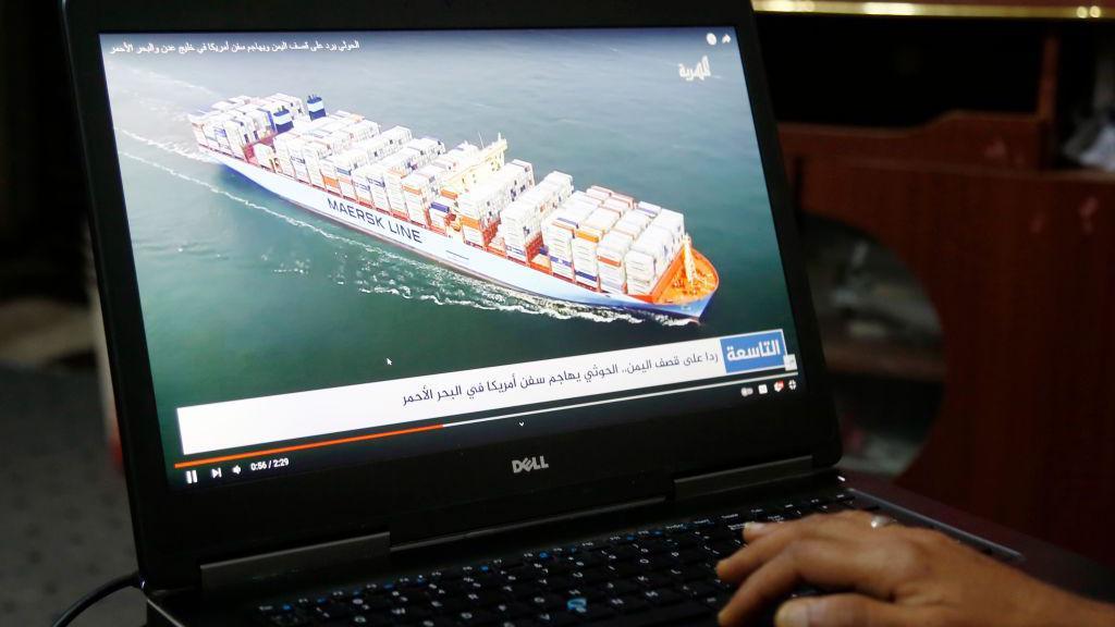 Un yemení mira el discurso de un militar hutí en televisión sobre el ataque al barco Zografia en el Mar Rojo este 16 de enero.     