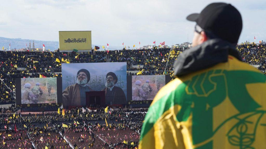 صورة لعشرات الآلاف في لبنان في جنازة حسن نصر الله وهاشم صفي الدين، أحد كبار قادة حزب الله، في ملعب في بيروت.