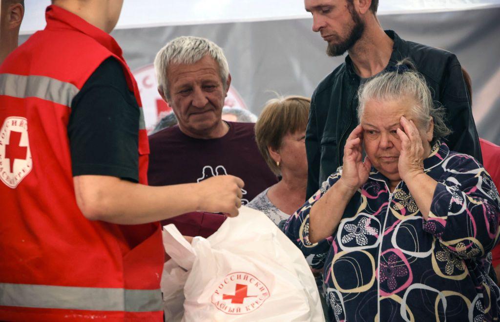 Pessoas deslocadas pela guerra recebendo ajuda humanitária num centro de distribuição da Cruz Vermelha em Kursk.