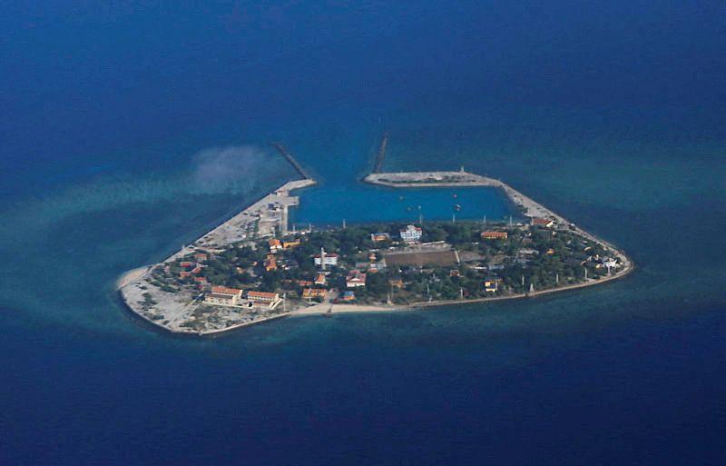 Uma vista aérea de Southwest Cay, também conhecida como Ilha Pugad, controlada pelo Vietnã e parte das Ilhas Spratly no disputado Mar da China Meridional, em 21 de abril de 21