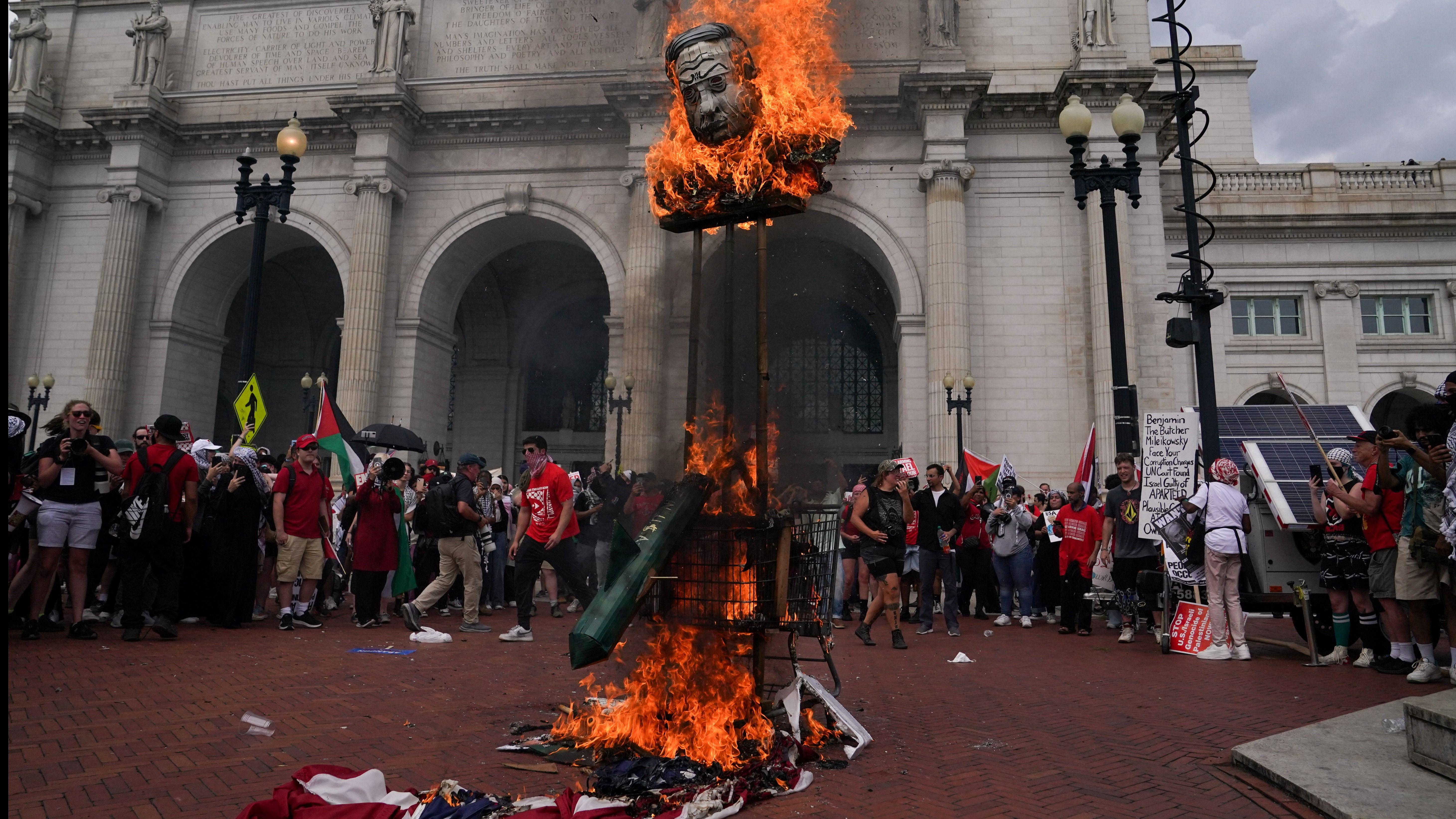 Efigie de Netanyahu y bandera de EE.UU. quemados por manifestantes.