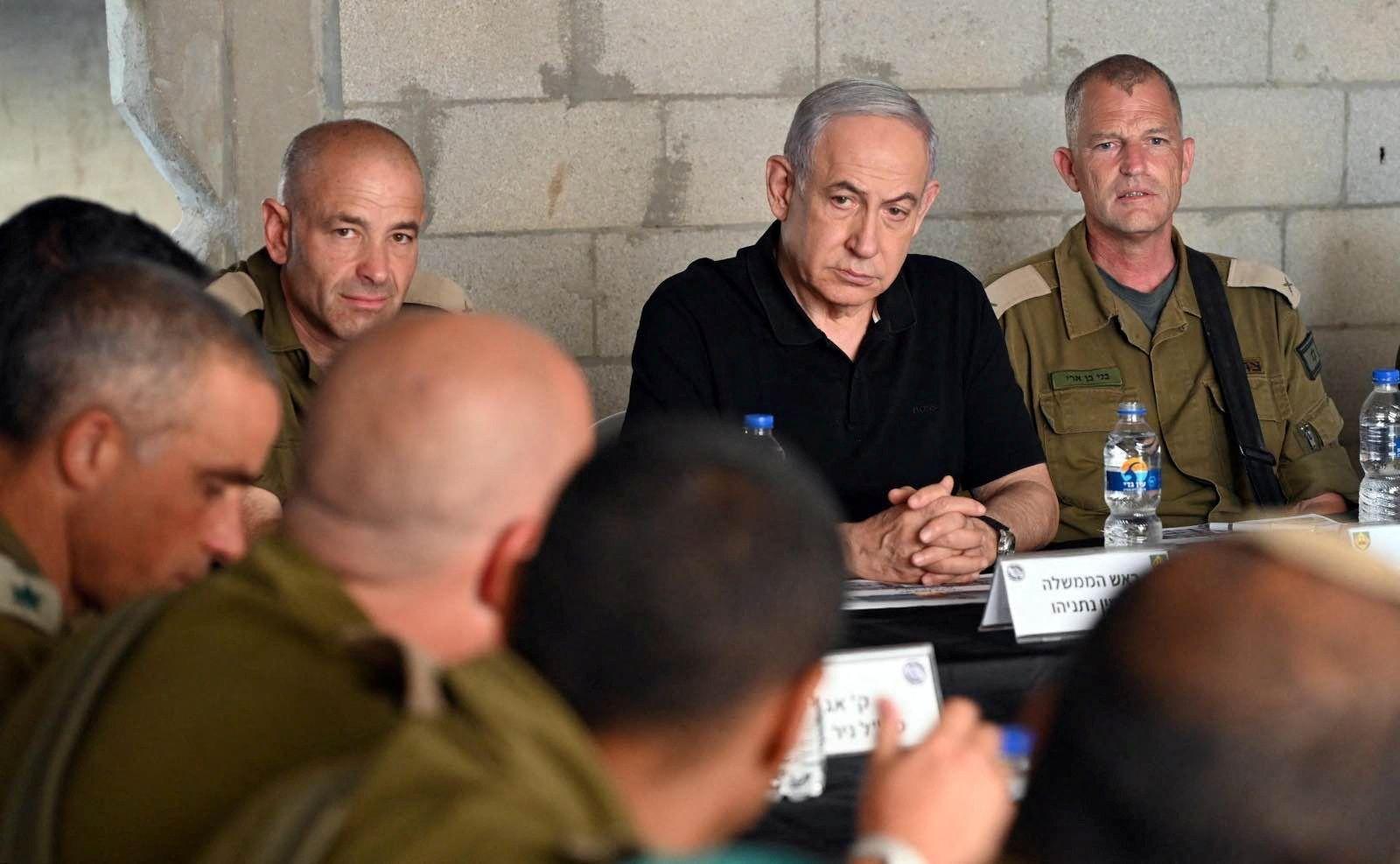 رئيس الوزراء الإسرائيلي بنيامين نتنياهو يلتقي بجنود أثناء زيارته لقاعدة عسكرية إسرائيلية